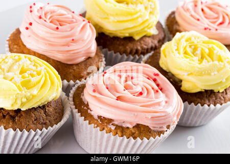 Cupcakes mit Cream auf dem weißen Hintergrund isoliert. Stockfoto