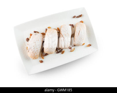 Pastetchen mit Rosinen auf weißen Teller. Stockfoto