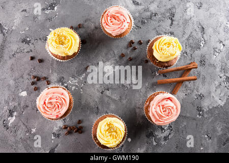 Cupcakes mit Cream auf grauem Stein Hintergrund. Stockfoto