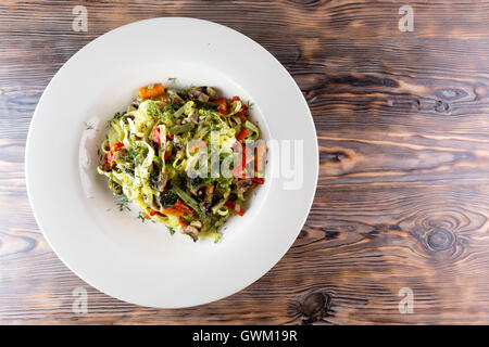 Pasta mit Gemüse auf hölzernen Hintergrund. Stockfoto