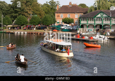 Ein Flussschiff verläuft zwischen Ruderboote wie ein Rettungsboot stürzt hinaus anweisen die Ruderer zu weichen, Stratford-upon-Avon Stockfoto