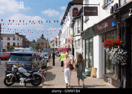 Besucher und Shopper in Henley-on-Thames gehen die Hart Street entlang, während das Rathaus im Hintergrund steht. Oxfordshire, England Stockfoto