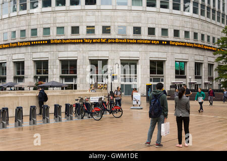 Ein Austritt Überschrift auf der Seite der Thompson Reuters Gebäude in Canary Wharf, London Stockfoto