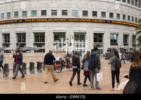 Eine EU Steuer Zahlung Überschrift auf der Seite der Thompson Reuters Gebäude in Canary Wharf, London Stockfoto