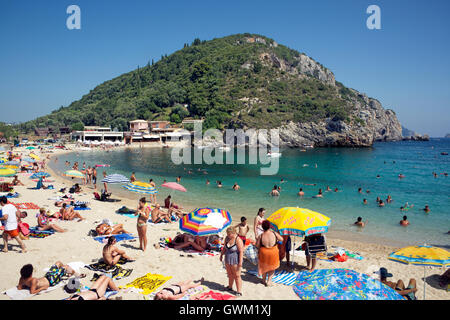 Überfüllten Strand Palaiokastritsa North West Korfu Ionische Inseln Griechenland Stockfoto