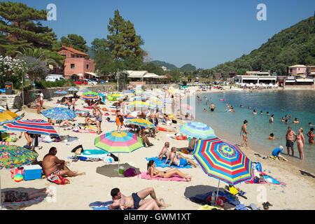 Überfüllten Strand Palaiokastritsa North West Korfu Ionische Inseln Griechenland Stockfoto