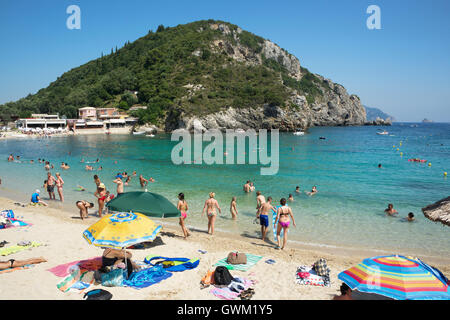 Überfüllten Strand Palaiokastritsa North West Korfu Ionische Inseln Griechenland Stockfoto