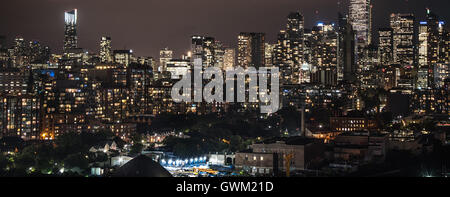 Beleuchtete Stadtlandschaft und die Skyline von Toronto.   Einem Dach Panorama der städtischen Straßen, Häuser, Eigentumswohnungen und Bürotürmen. Stockfoto