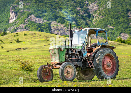 Alter verrosteter Traktor geparkt in der Natur. Stockfoto