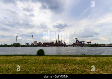 Bremen, Blick auf die Weser gelegen und ein Stahlwerk Stockfoto