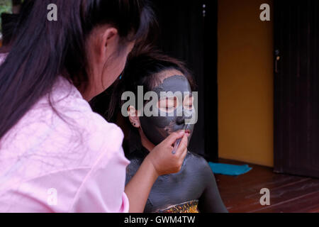 Eine junge Thai Frau mit einem Schlamm Behandlung in Phu Klon Country Club Thailand nur Schlamm Behandlung Spa in Mueang Mae Hong Son liegt in Nordthailand. Der Schlamm in diesem Spa ist pasteurisierte und vermischt mit Kräutern vor in verschiedenen Anwendungen eingesetzt werden. Stockfoto