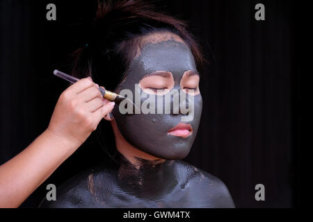 Eine junge Thai Frau mit einem Schlamm Behandlung in Phu Klon Country Club Thailand nur Schlamm Behandlung Spa in Mueang Mae Hong Son liegt in Nordthailand. Der Schlamm in diesem Spa ist pasteurisierte und vermischt mit Kräutern vor in verschiedenen Anwendungen eingesetzt werden. Stockfoto