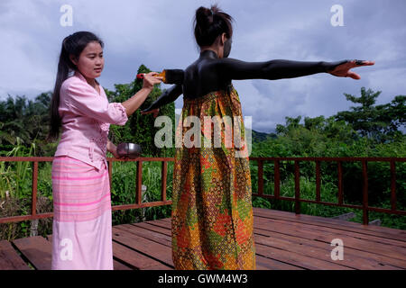 Eine junge Thai Frau mit einem Schlamm Behandlung in Phu Klon Country Club Thailand nur Schlamm Behandlung Spa in Mueang Mae Hong Son liegt in Nordthailand. Der Schlamm in diesem Spa ist pasteurisierte und vermischt mit Kräutern vor in verschiedenen Anwendungen eingesetzt werden. Stockfoto