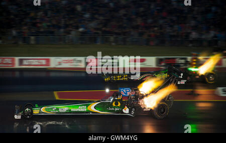 Top Fuel Dragracing in Santa Pod. Anita Mäkelä Beifahrerseite V Stig Neergaard jenseits. Stockfoto