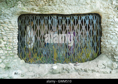 Hunderttausend Jahre hängenden Sarg und Stein Friedhof der Toraja Leute Stockfoto