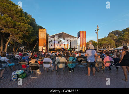 Fiesta spielen Leistung Mauren und Christen und Publikum an einem sonnigen Sommerabend am 3. September 2016 in Santa Ponsa, Mallorc Stockfoto