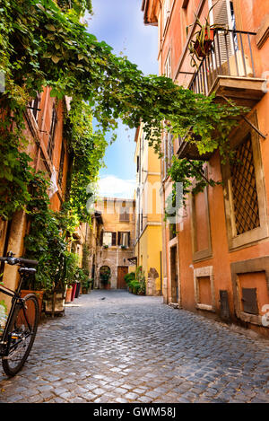 Blick auf alte Straße in Trastevere in Rom, Italien Stockfoto