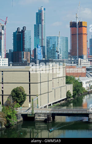 Ein Blick auf die Wolkenkratzer, Bau & eines Kanals in Long Island City, Queens von der Lüge. Der Körper des Wassers ist niederländische tötet. Stockfoto