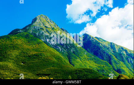 Schöne Landschaft. Wunderschönen Gipfel in den Wolken. Stockfoto