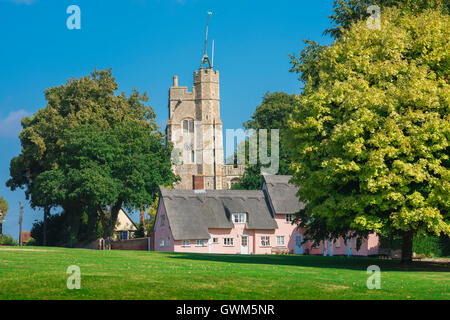 Cavendish Suffolk, Dorfanger in Cavendish, Suffolk, mit mittelalterlichen Kirche und rosa Häuschen, England, UK Stockfoto