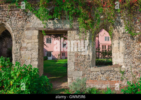 Clare Suffolk, mittelalterliche Stadtmauer von Clare Priory in Suffolk, mit Details des 14. Jahrhunderts Priory hinter UK. Stockfoto