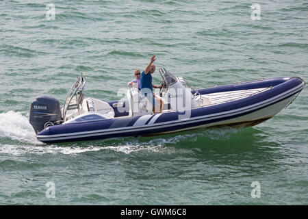 Paar auf Cobra RIB Clairey Bootfahren im Solent im September Stockfoto