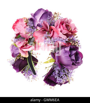 violette Hoop aus Blumen, Haar-Accessoires. Dekoration für den Kopf auf weißem Holz Stockfoto