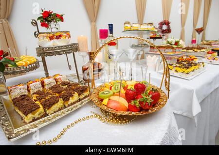 Wunderschön dekoriert Banketttisch mit frischem Obst. Stockfoto