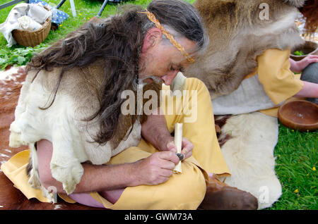 Besucher-Tag am Bryn Celli Ddu neolithische Grabkammer, Stockfoto