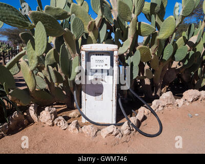 Alten Retro-Tankstelle in der Wüste in Solitaire, Namibia, Afrika. Stockfoto