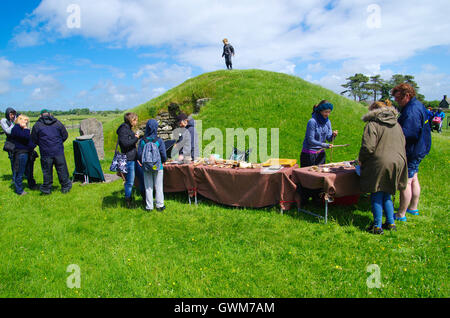 Besucher-Tag am Bryn Celli Ddu neolithische Grabkammer, Stockfoto