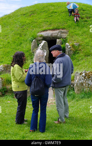 Besucher-Tag am Bryn Celli Ddu neolithische Grabkammer, Stockfoto