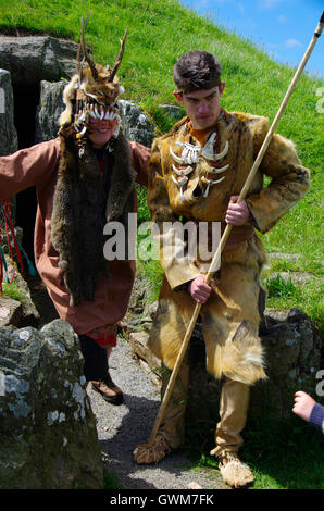 Besucher-Tag am Bryn Celli Ddu neolithische Grabkammer, Stockfoto