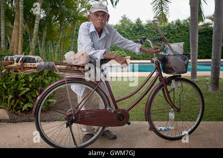 Thailand Senior. 75 Jahre alter thailändischer Mann mit seinem Fahrrad. Thailand S. E. Asien Stockfoto