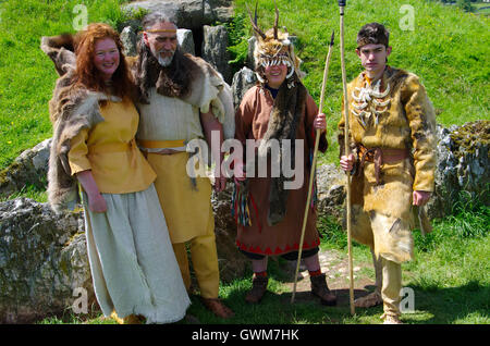 Besucher-Tag am Bryn Celli Ddu neolithische Grabkammer, Stockfoto