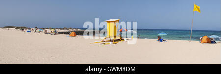 Corralejo, Fuerteventura: Ansicht des Grandes Playas Strand mit gelben wathctower Stockfoto