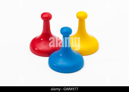 Drei Spiel-Token in den Primärfarben Stockfoto
