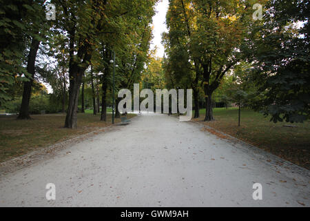 Eine schöne Aussicht auf einem Kiesweg in den Parco Sempione, Mailand, Italien, Sempione Park. Stockfoto