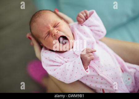 Schreien, niedlichen Babys und unruhige Nächte sind unvermeidlich Stockfoto