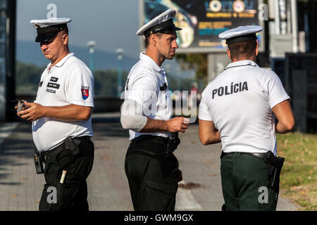 Slowakische Polizei in den Straßen von Bratislava, Slowakei, Europa Stockfoto