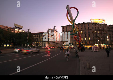 L'Vor e Filo Skulptur aus der Entfernung und der Verkehr in Cadorna Bahnhof bei Nacht, Mailand, Italien Stockfoto