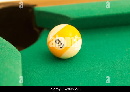 Nummer neun Ball bereit, in die Tasche in eine Partie Billard versenkt werden Stockfoto