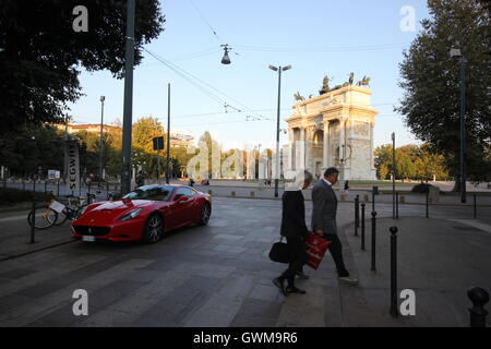 Arco della Pace, Bogen des Friedens, Mailand, Italien, von der Straße mit Fußgänger Straße und Ferrari Auto Stockfoto