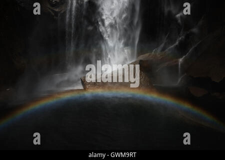 Vernal Falls und ein Regenbogen im kalifornischen Yosemite National Park Stockfoto