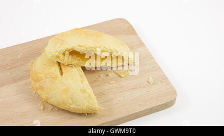 Der taiwanesische Sonne Kuchen (Milch Butter Gebäck) auf den braunen Holzbrett. Stockfoto