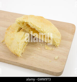 Der taiwanesische Sonne Kuchen (Milch Butter Gebäck) auf den braunen Holzbrett. Stockfoto