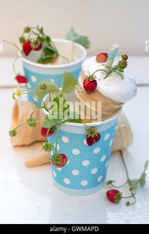 Eis mit Wald wilde Erdbeeren in einer Tasse blau mit weißen Tupfen Stockfoto