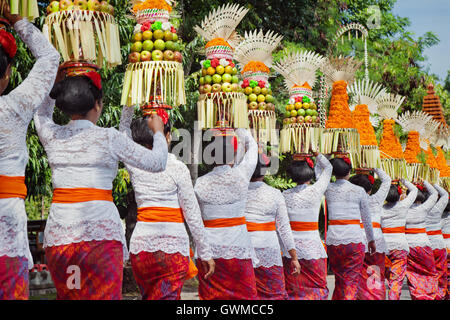 Prozession der balinesischen Frauen in traditionellen Kostümen - Sarong, Carry bietet für die Zeremonie. Bali Kultur, Kunst-Festivals. Stockfoto