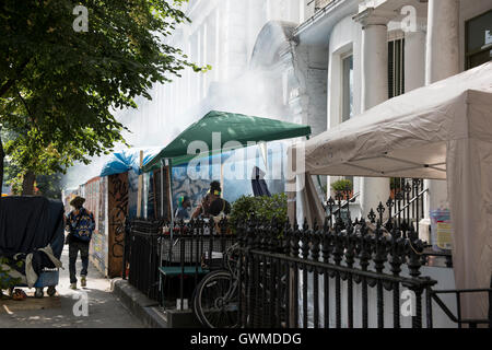 Einheimische Küche und Verkauf karibisches Essen außerhalb ihrer Häuser während der Notting Hill Carnival Stockfoto