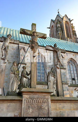Religiöse Statuen in der Nähe von Sankt Vituskirche in Meppen, Deutschland Stockfoto